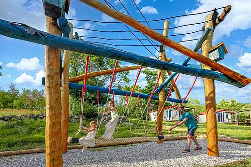 Structure de jeux en bois et balançoire corde au camping CLICOCHIC Castillon de Provence.