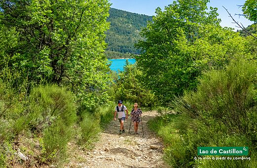 Randonneurs sur sentier menant au Lac de Castillon, lieu touristique près de Castellane.