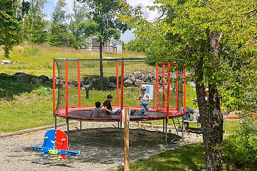 Trampoline sécurisé pour enfants au camping CLICOCHIC Castillon de Provence à Castellane (04).