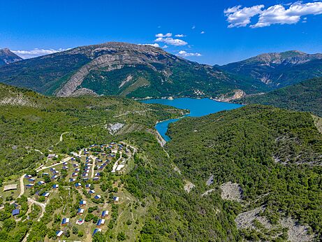 Mobil-homes du camping en pleine nature, vue aérienne à Castellane (04).