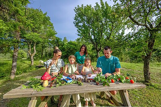 Animation familiale, atelier créatif nature pour enfants au camping CLICOCHIC Castillon de Provence.