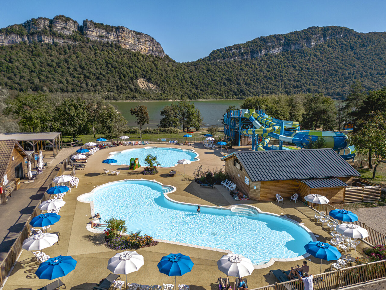 Grand parc aquatique avec piscines et toboggans g�ants au camping CLICOCHIC Chancia � Chancia (01).