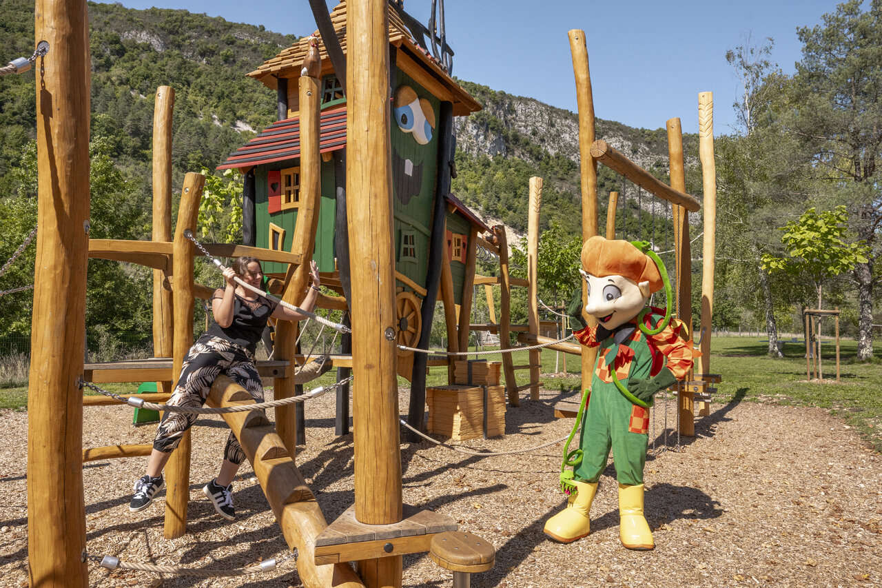 Aire de jeux en bois et mascotte du camping CLICOCHIC Chancia (01).