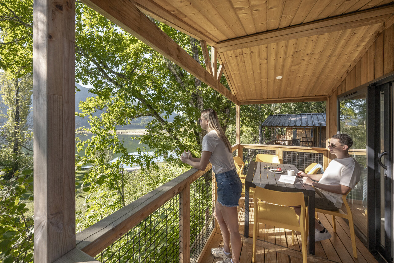 Terrasse d'h�bergement avec vue sur le lac au camping CLICOCHIC Chancia � Chancia (01).