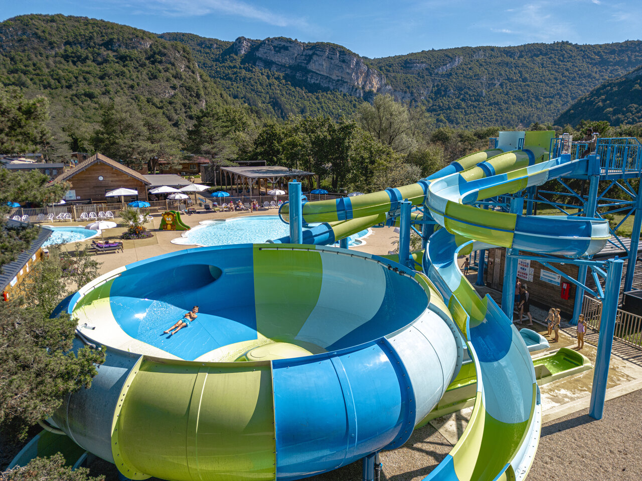 Toboggan aquatique g�ant et piscine ext�rieure au camping CLICOCHIC Chancia � Chancia (01).