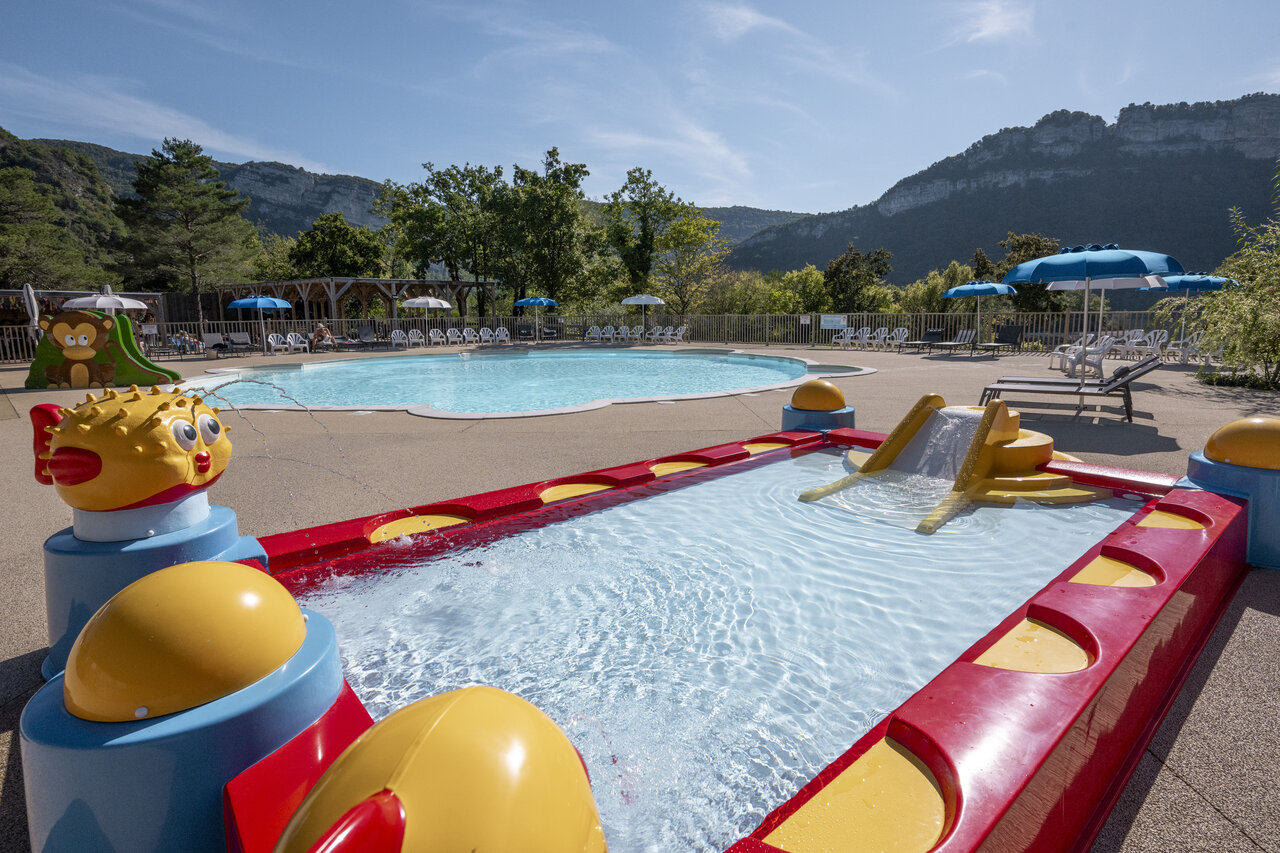 Piscine ext�rieure, pataugeoire avec toboggan et jeux d'eau au camping CLICOCHIC Chancia � Chancia (01).