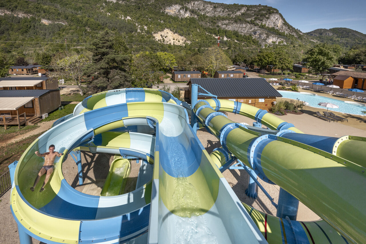 Toboggan aquatique g�ant et piscine ext�rieure au camping CLICOCHIC Chancia � Chancia (01).