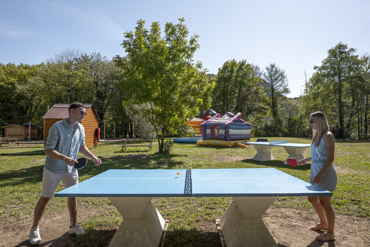 Partie de tennis de table et ch�teau gonflable au camping CLICOCHIC Chancia � Chancia (01).