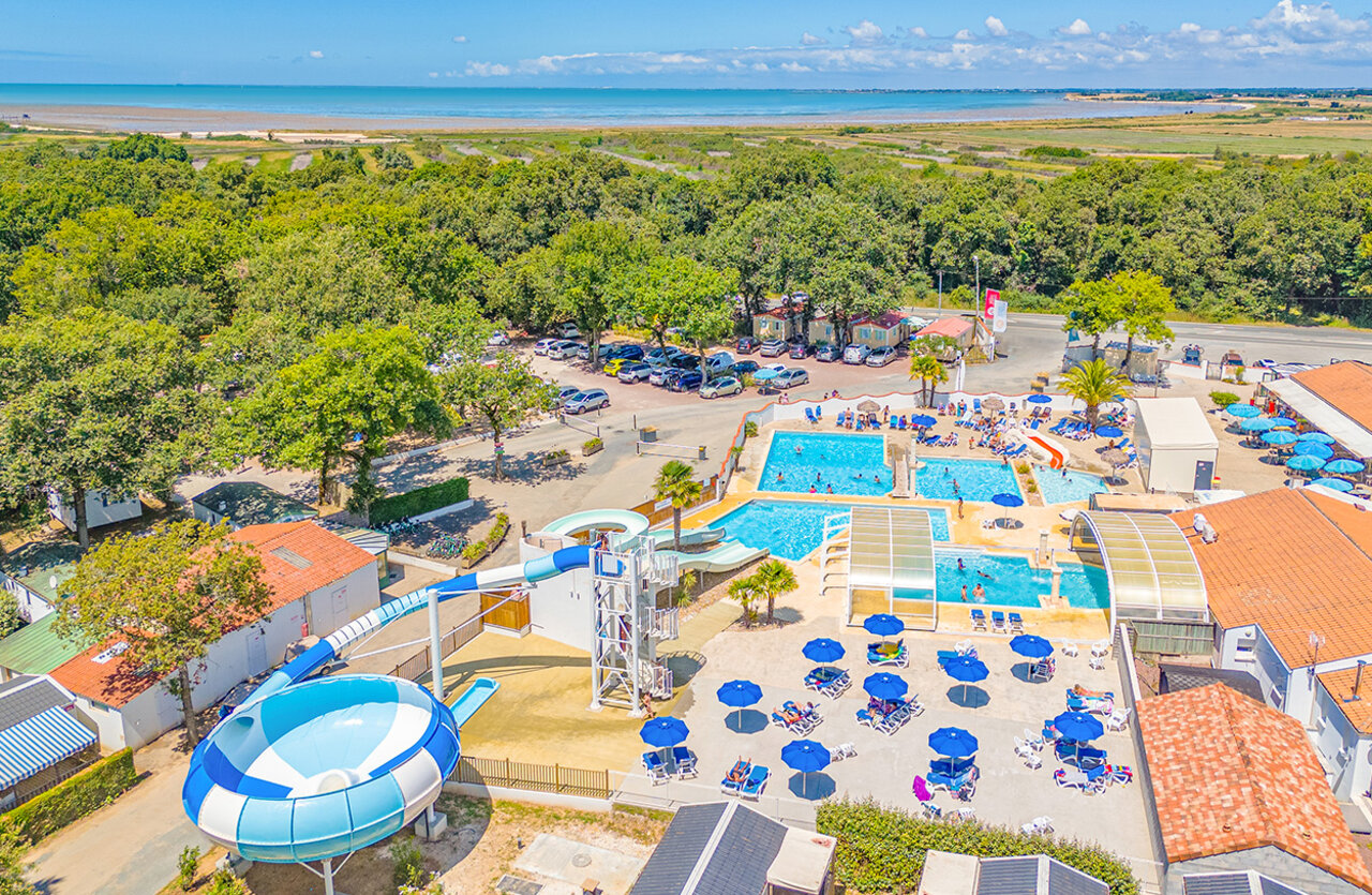 Complexe aquatique avec toboggan et piscines au camping VAGUES OCEANES Domaine les Charmilles (17).