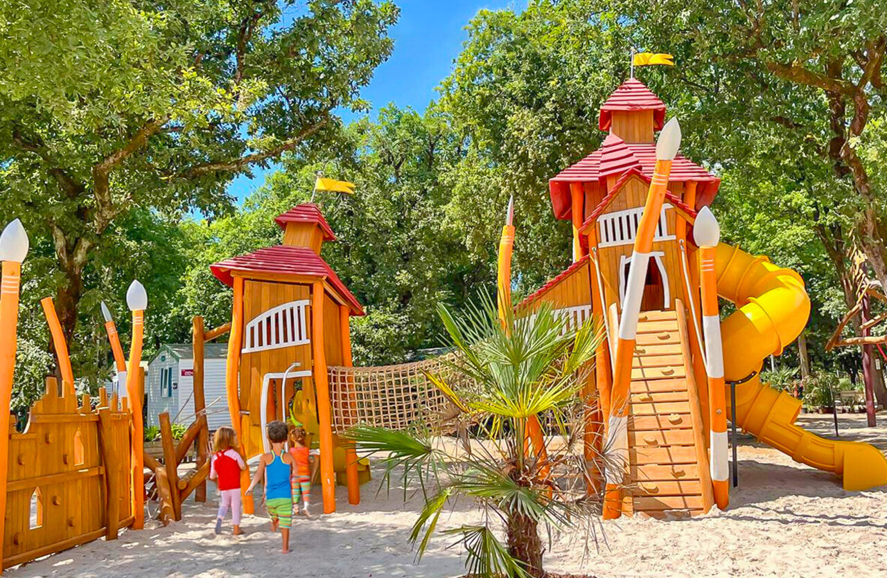 Grande aire de jeux en bois avec toboggan pour enfants au camping VAGUES OCEANES Domaine les Charmilles � Saint-Laurent-de-la-Pr�e (17).