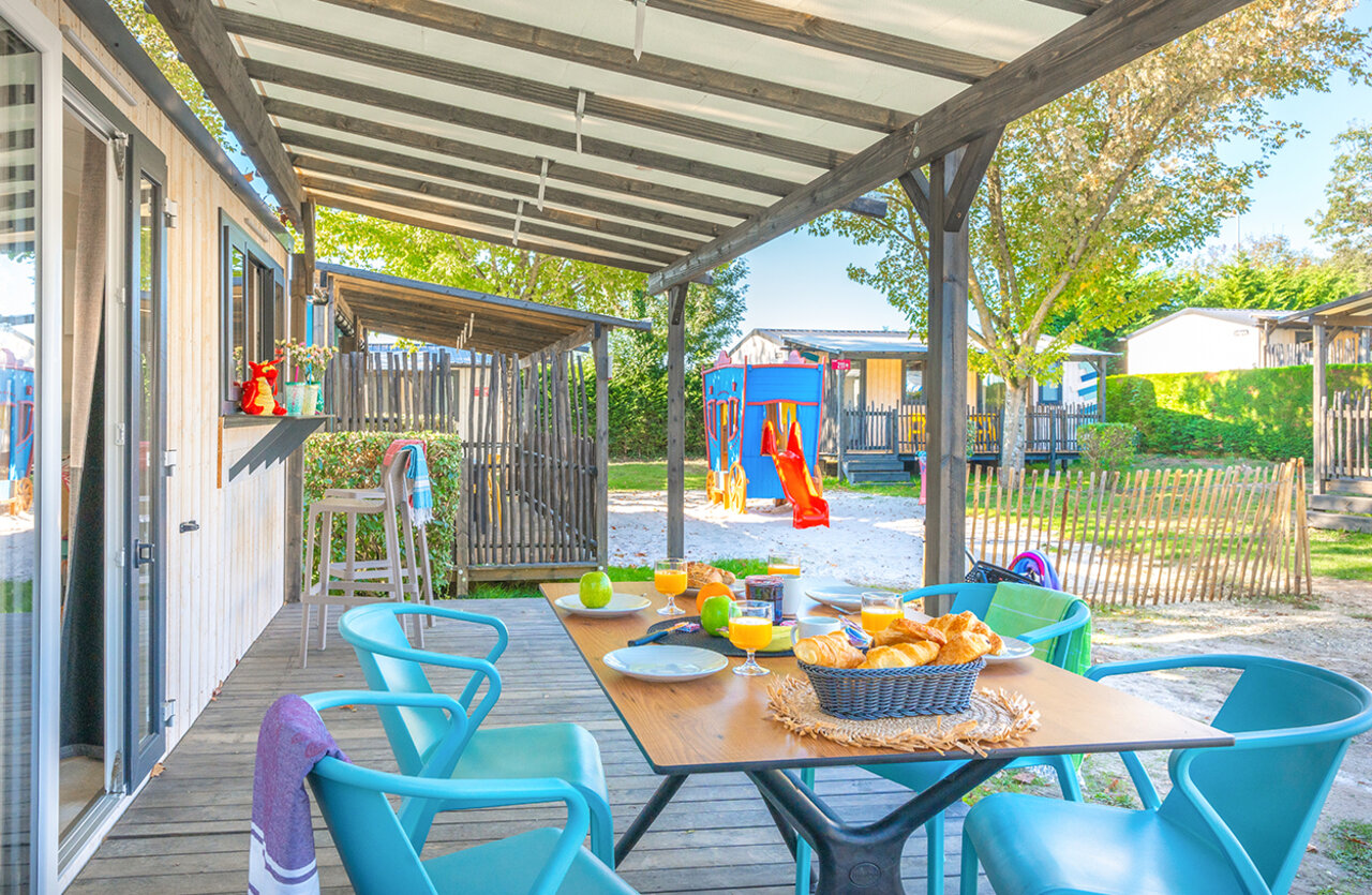 Terrasse petit-d�jeuner au camping VAGUES OCEANES Domaine les Charmilles � Saint-Laurent-de-la-Pr�e (17).
