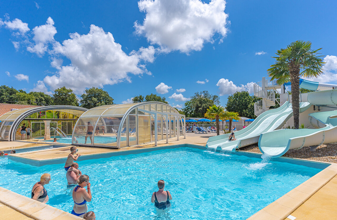 Piscine ext�rieure, toboggans, bassins couverts au camping VAGUES OCEANES Domaine les Charmilles � Saint-Laurent-de-la-Pr�e (17).