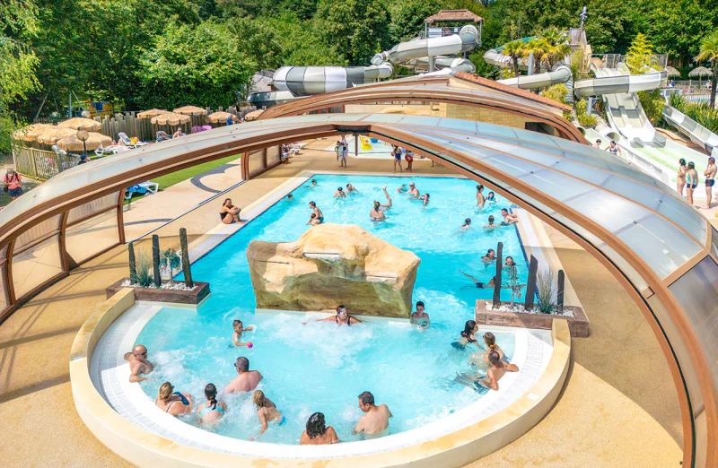 Piscines ext�rieures, toboggans aquatiques et jacuzzi au camping VAGUES OCEANES Chataigneraie � Prats-de-Carlux.