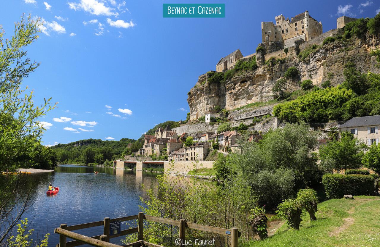 Village m�di�val de Beynac-et-Cazenac en Dordogne, avec son ch�teau et la rivi�re.