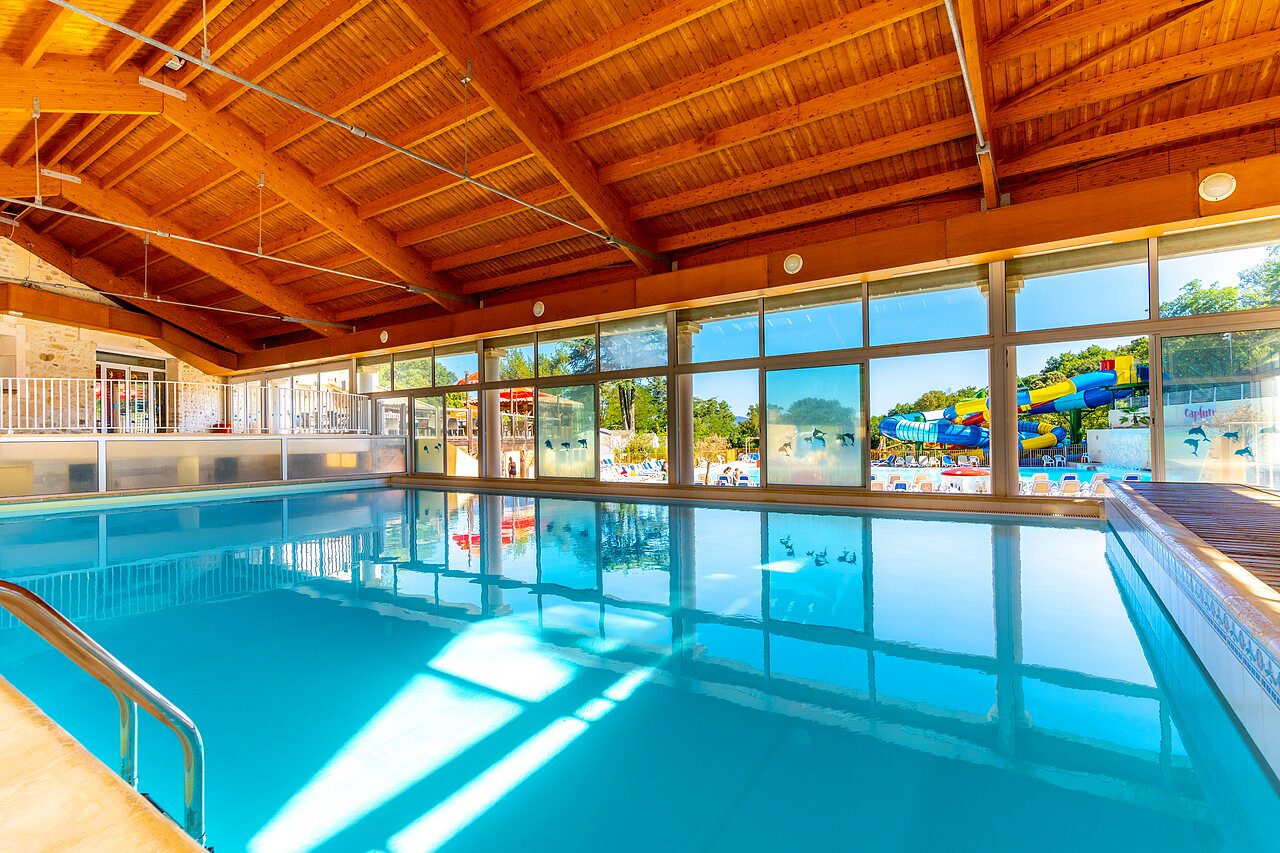 Piscine int�rieure couverte au camping CLICOCHIC Ch�teau de Boisson � All�gre-les-Fumades.