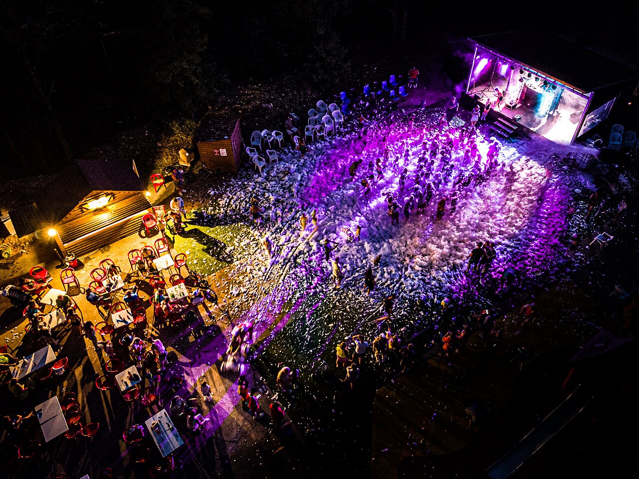 Soir�e mousse vue a�rienne au camping CLICOCHIC Ch�teau de Boisson, All�gre-les-Fumades.