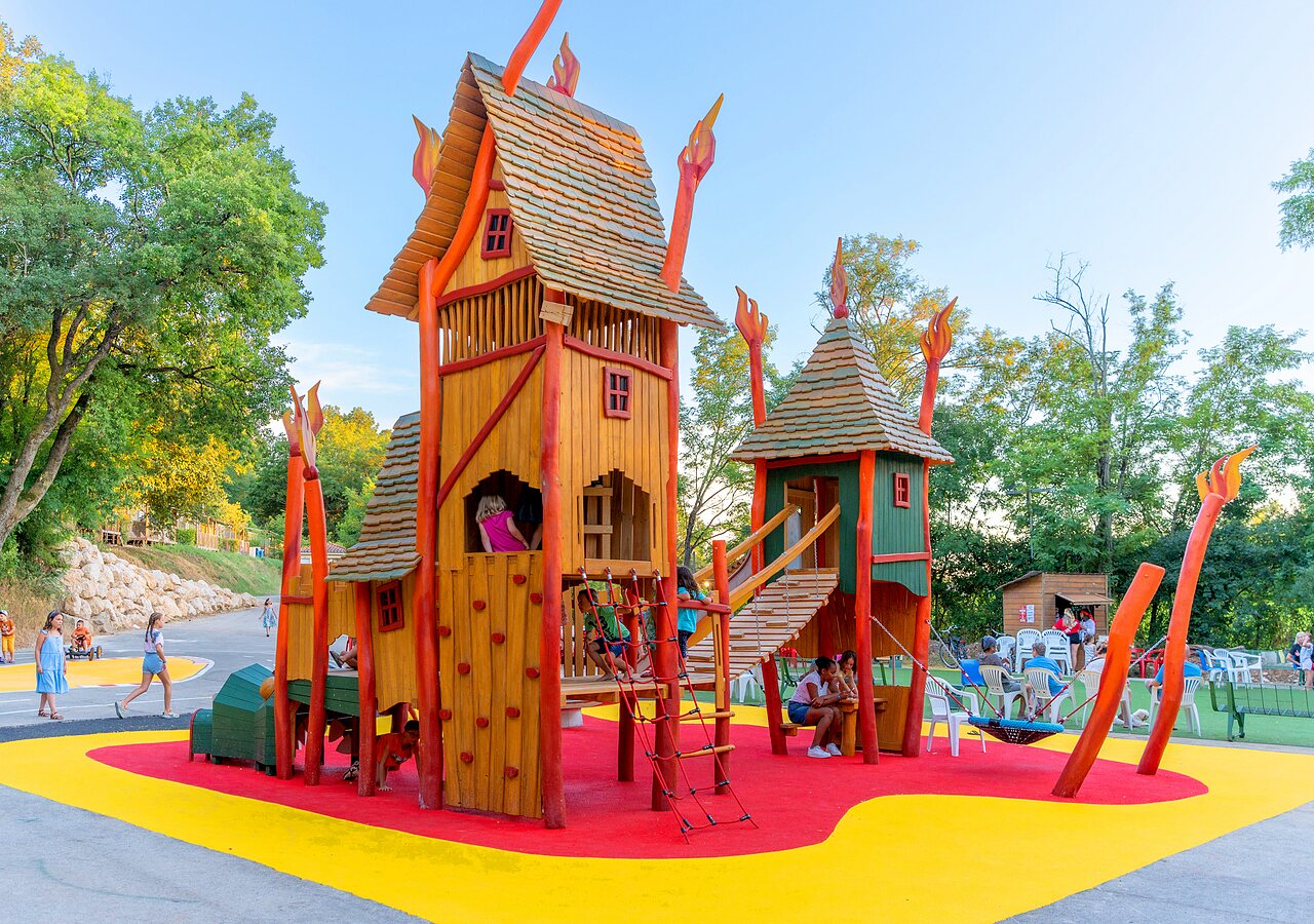 Aire de jeux en bois pour enfants au camping CLICOCHIC Ch�teau de Boisson All�gre-les-Fumades.