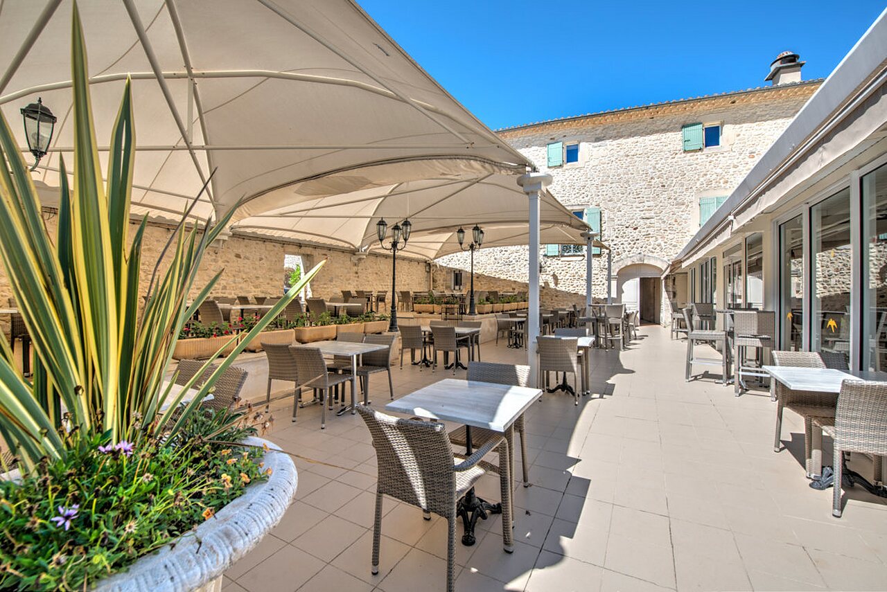 Terrasse de restaurant ext�rieure ombrag�e au camping CLICOCHIC Ch�teau de Boisson.