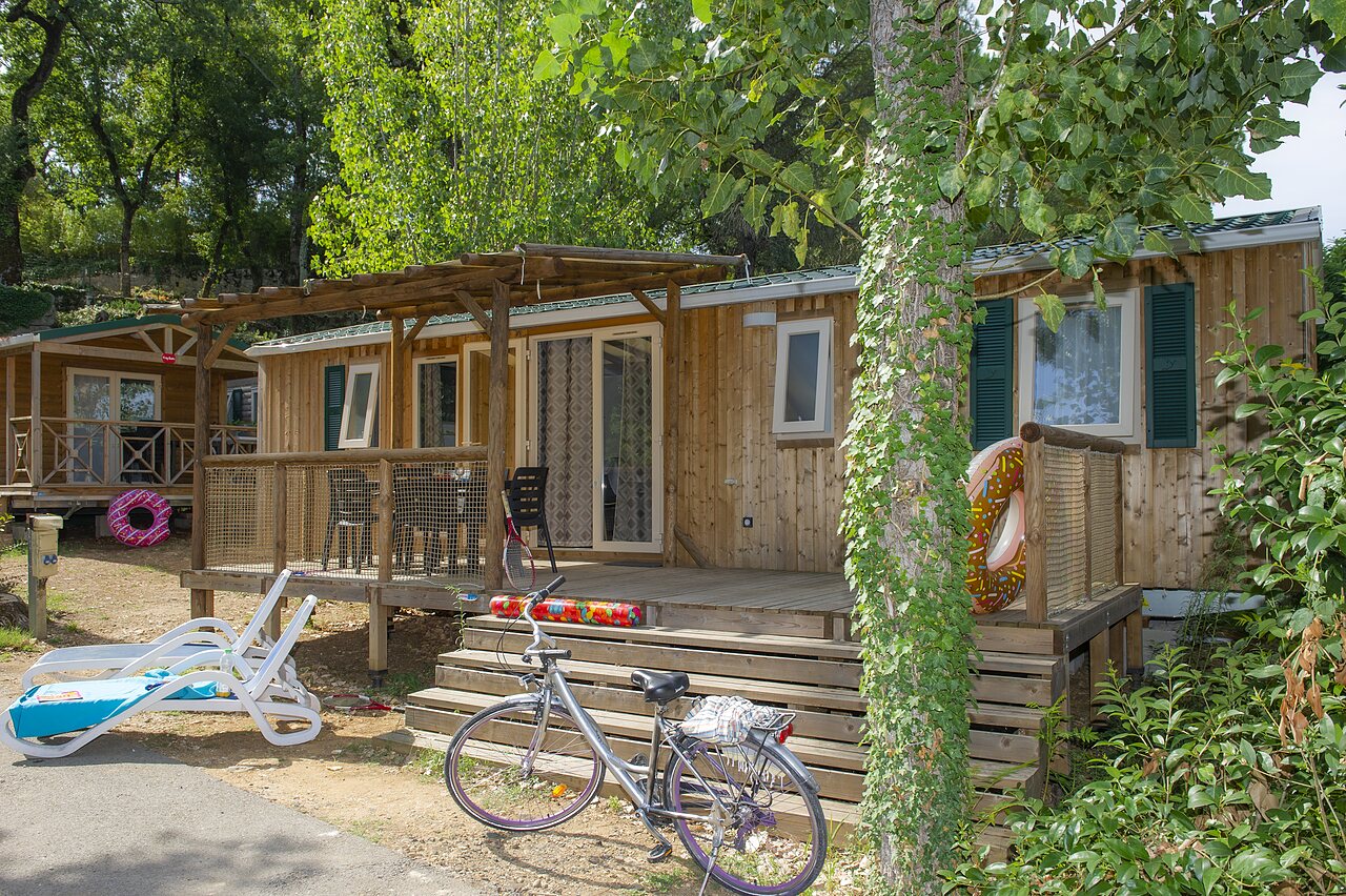 Mobil-home bois au camping CLICOCHIC Ch�teau de Boisson � All�gre-les-Fumades.