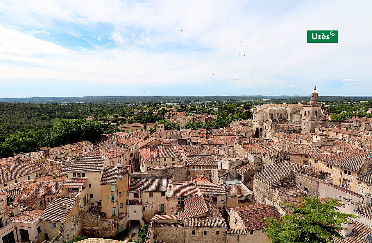 Ville d'Uz�s avec ses toits anciens et �glise historique en Occitanie.