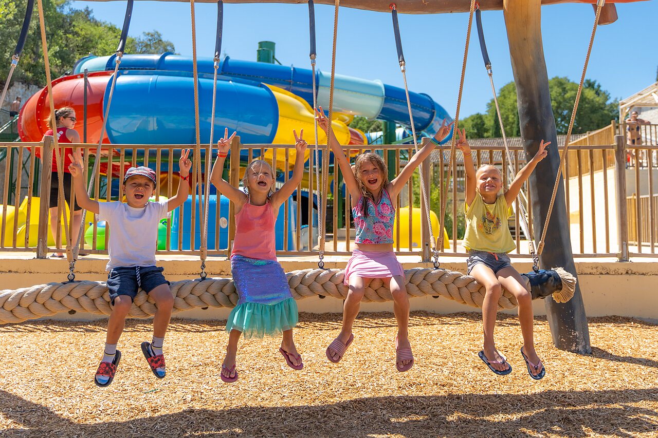 Balan�oire enfants et toboggans color�s au camping CLICOCHIC Ch�teau de Boisson (30).