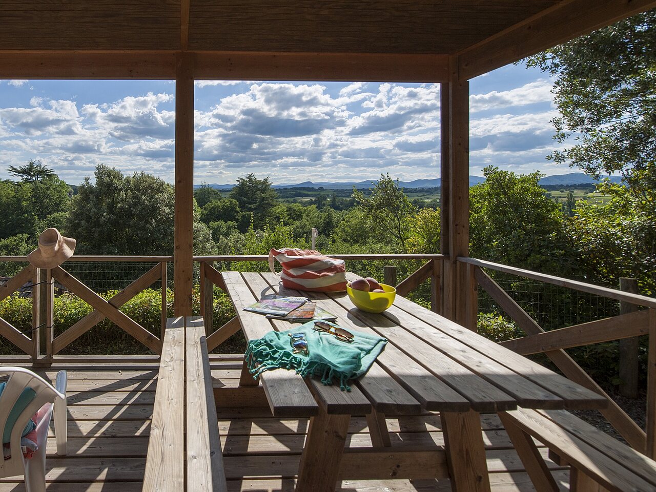Terrasse d'h�bergement avec vue panoramique au camping CLICOCHIC Ch�teau de Boisson.