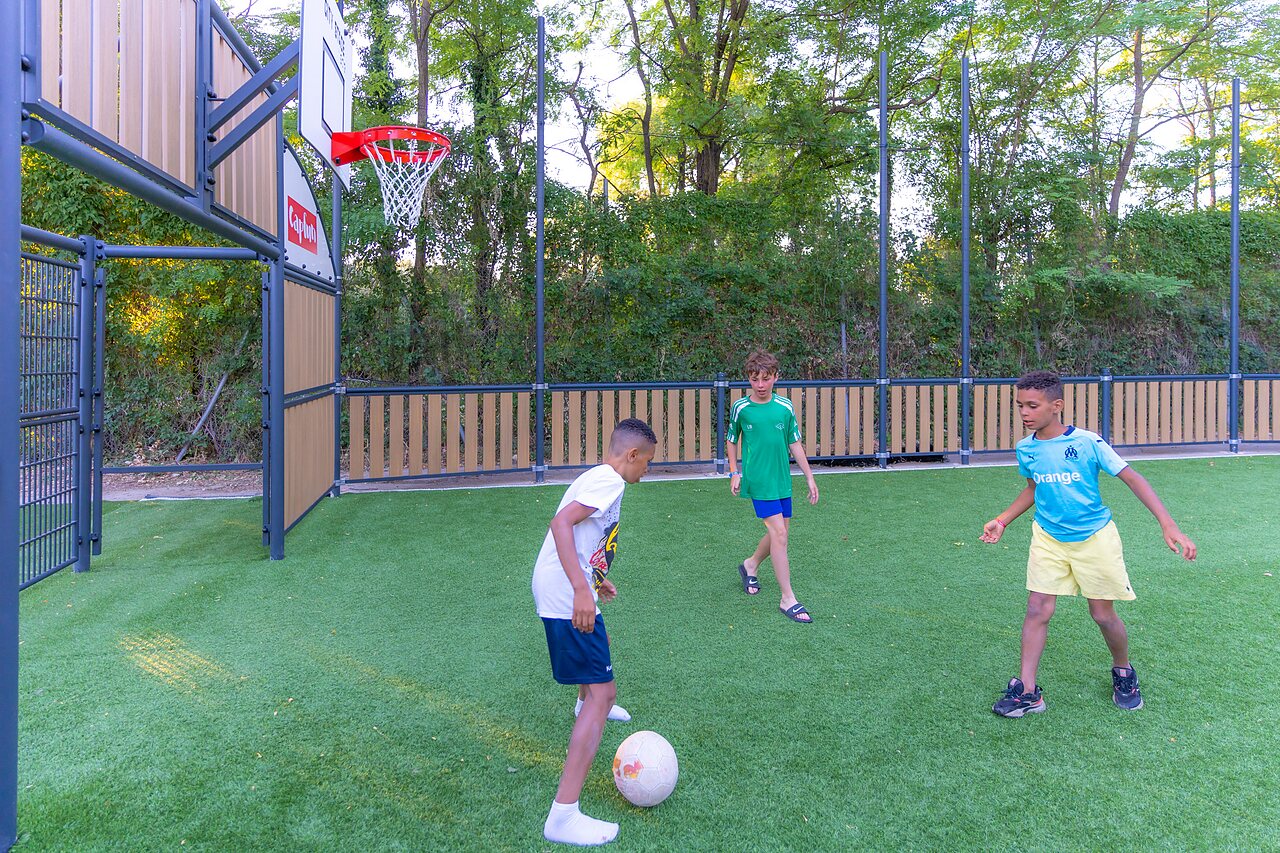 Terrain multisport avec enfants au camping CLICOCHIC Ch�teau de Boisson � All�gre-les-Fumades.