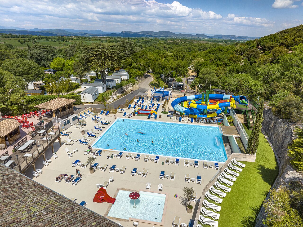 Piscine ext�rieure, toboggans aquatiques au camping CLICOCHIC Ch�teau de Boisson (30).