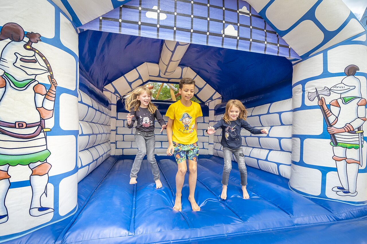 Ch�teau gonflable pour enfants, amusement garanti au camping CLICOCHIC Ch�teau de Boisson (30).