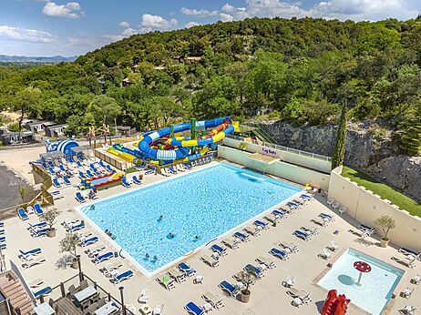 Piscine ext�rieure, toboggan et pataugeoire au camping CLICOCHIC Ch�teau de Boisson.