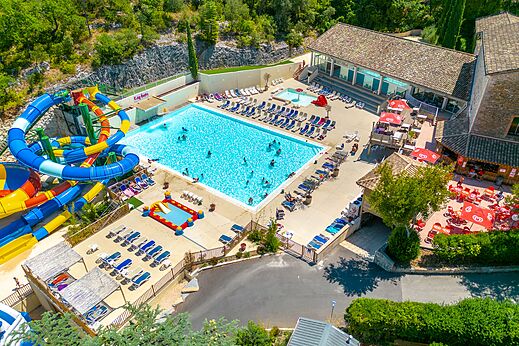 Piscine ext�rieure, toboggans aquatiques g�ants au camping CLICOCHIC Ch�teau de Boisson (30).