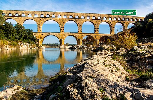 Pont du Gard, aqueduc romain historique � visiter pr�s du camping.