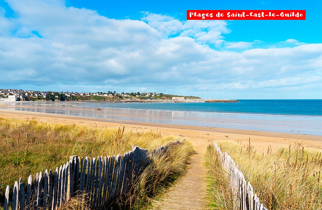 Plage de sable fin et chemin c�tier � Saint-Cast-le-Guildo, Bretagne.
