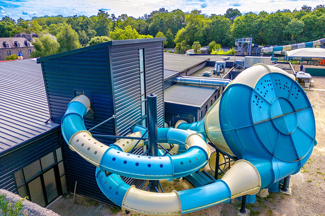 Toboggans aquatiques g�ants, spirale et entonnoir, au CAPFUN Ch�teau de Galin�e (22).