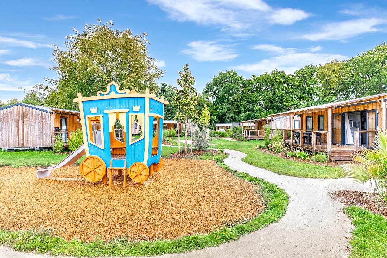 Aire de jeux carrosse, toboggan et mobile-homes au camping CAPFUN Ch�teau de Galin�e � SAINT CAST LE GUILDO (22).