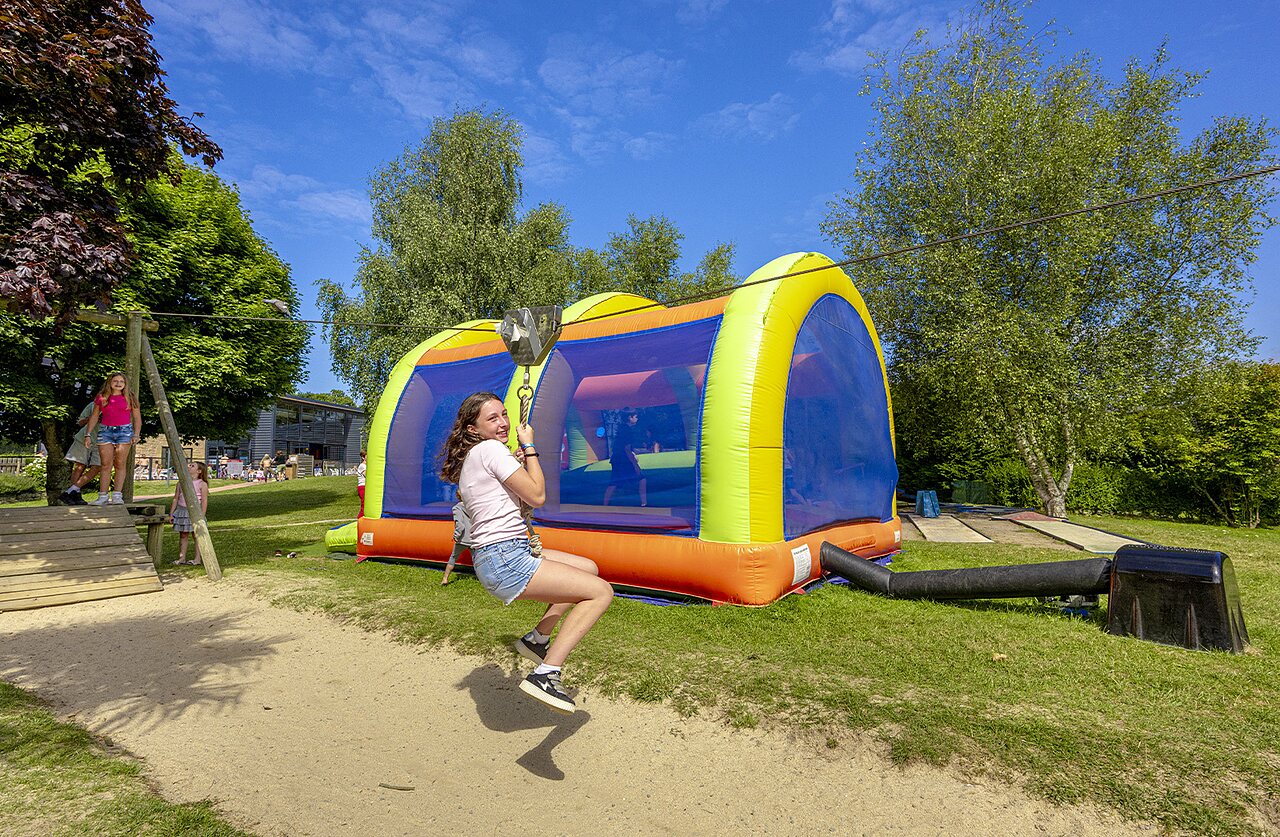 Tyrolienne et ch�teau gonflable au CAPFUN Ch�teau de Galin�e � SAINT CAST LE GUILDO.