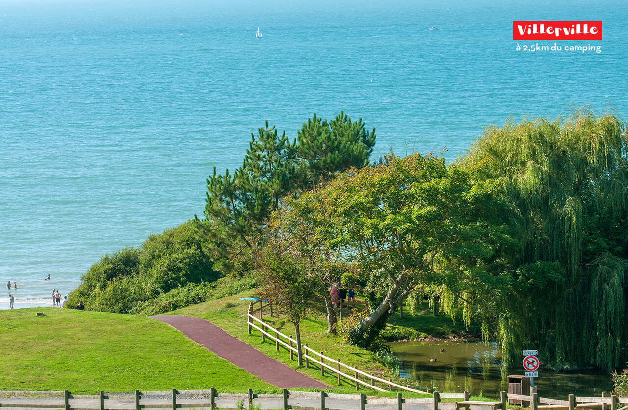 Plage de Villerville et mer turquoise, lieu � visiter pr�s du camping.