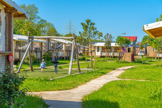 Balan�oires et aire de jeux pour enfants au camping CAPFUN Chateau d'Arvid � Villerville (14).