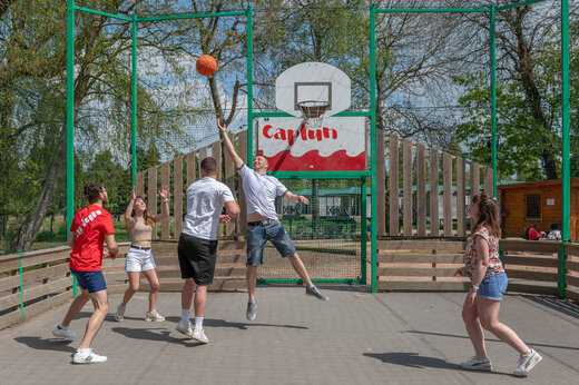 Terrain multisport pour le basketball au camping CAPFUN Chateau d'Arvid � Villerville.