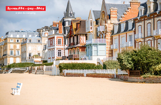 Villas historiques et plage de sable � Trouville-sur-Mer, Normandie.