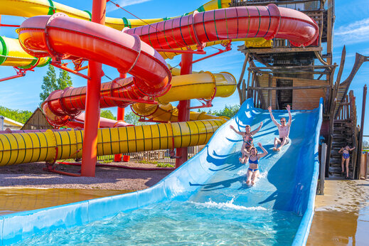 Toboggans aquatiques color�s et personnes s'amusant au camping CAPFUN Chateau d'Arvid � Villerville.