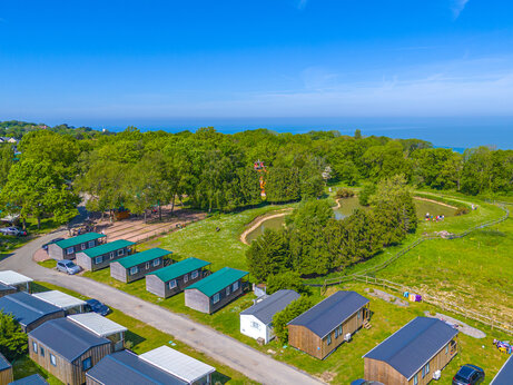 Camping CAPFUN Chateau d'Arvid : vue a�rienne, Mobil-homes, �tangs et mer.