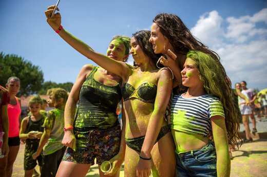 Animation f�te des couleurs, groupe souriant prenant un selfie au camping CAPFUN Chateau d'Arvid.