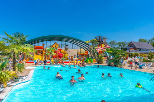 Piscine ext�rieure, toboggans et jeux aquatiques au camping CAPFUN Chateau d'Arvid � Villerville (14).