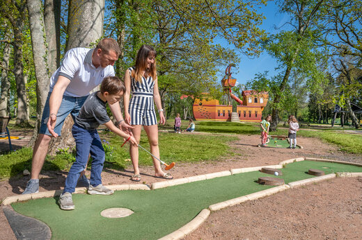 Mini-golf familial et aire de jeux au camping CAPFUN Chateau d'Arvid � Villerville.