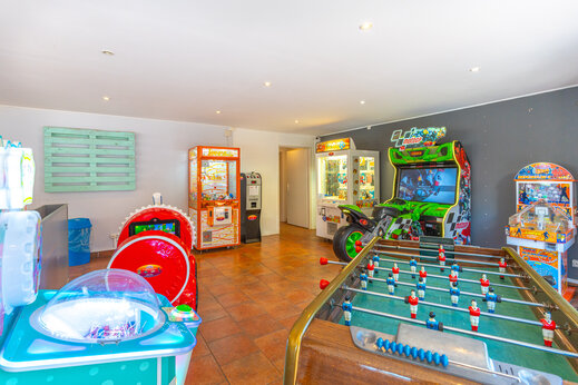 Salle de jeux, baby-foot et jeux d'arcade au camping CAPFUN Chateau d'Arvid � Villerville (14).