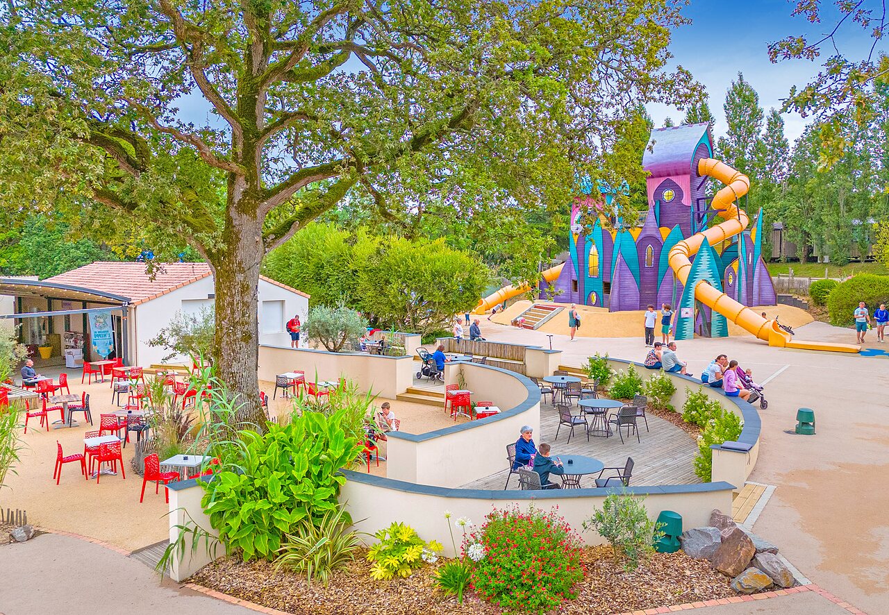 Grande aire de jeux ch�teau avec toboggans et terrasse au camping CAPFUN La Ch�naie � PORNIC (44).