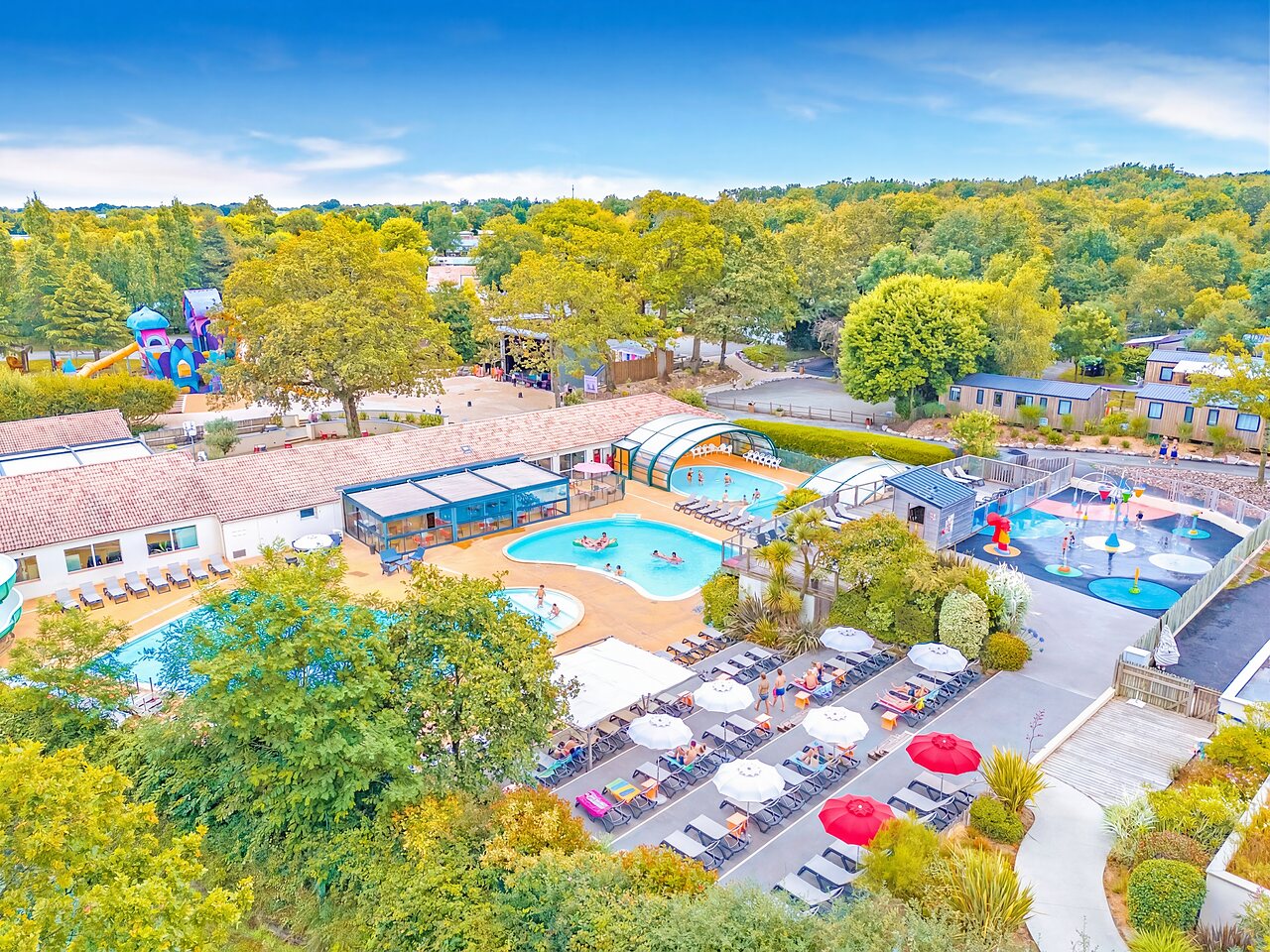 Complexe aquatique, toboggans et aire de jeux au camping CAPFUN La Ch�naie � PORNIC (44).