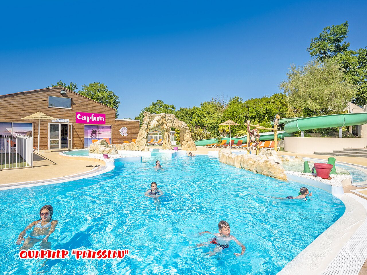 Piscine ext�rieure, toboggan aquatique, enfants au camping CAPFUN La Ch�naie � PORNIC (44).