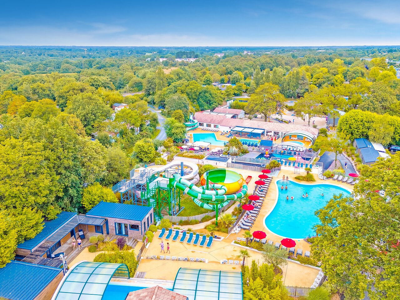 Parc aquatique avec toboggans g�ants et piscines au camping CAPFUN La Ch�naie � PORNIC (44).